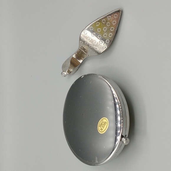 High Heel Shoes Keychain and Monogrammed "D" Compact - Picture 3 of 8